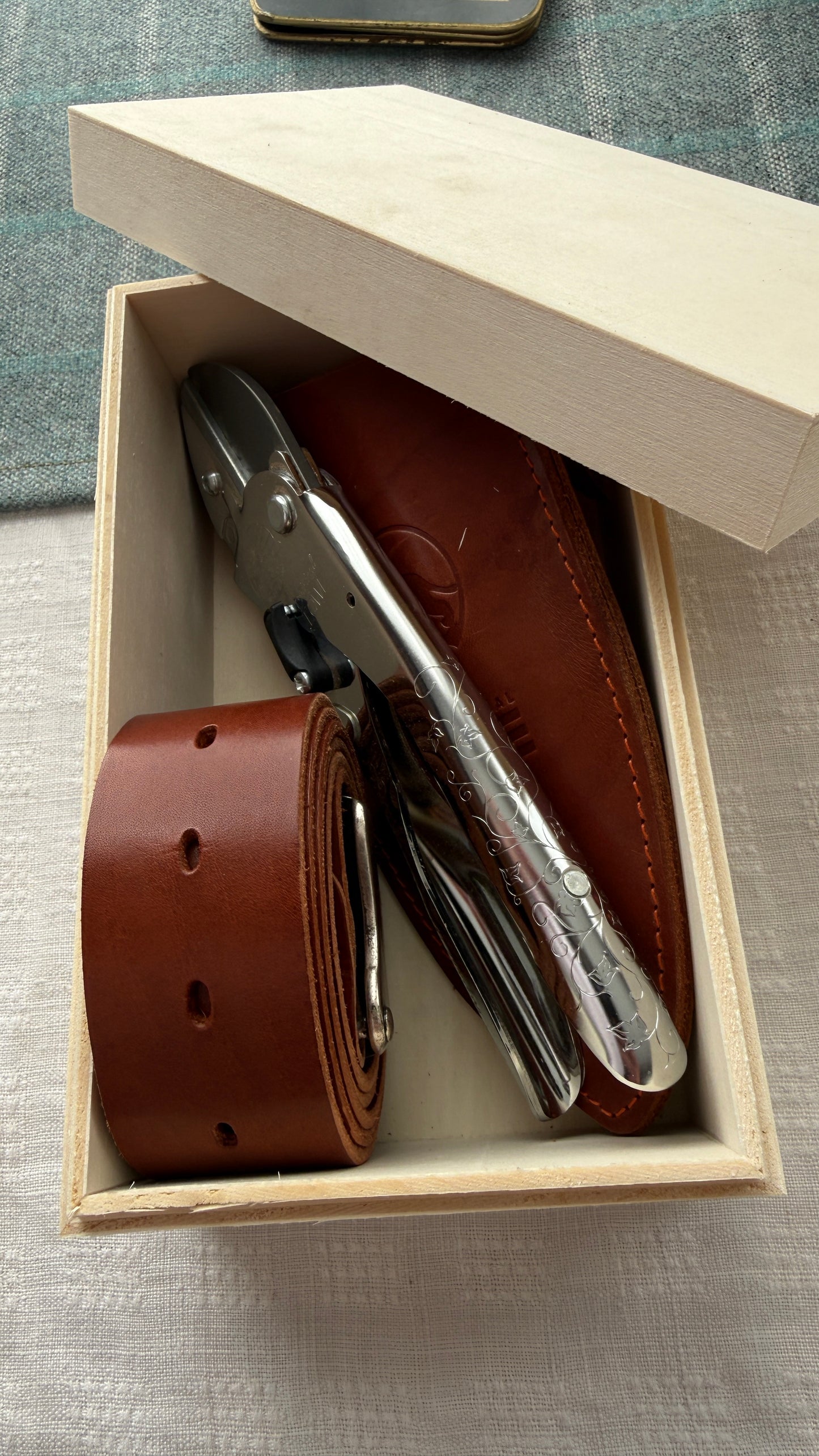 Geschenkset für ihn - Original Löwe 1.100 Amboss-Schere mit Lederholster, Universal-Ledergürtel und Holzbox