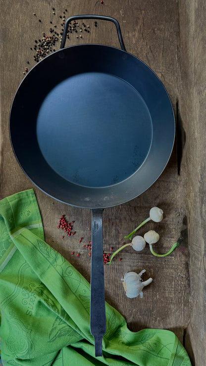 Pfanne mit geschmiedetem Hakenstiel und Gegengriff