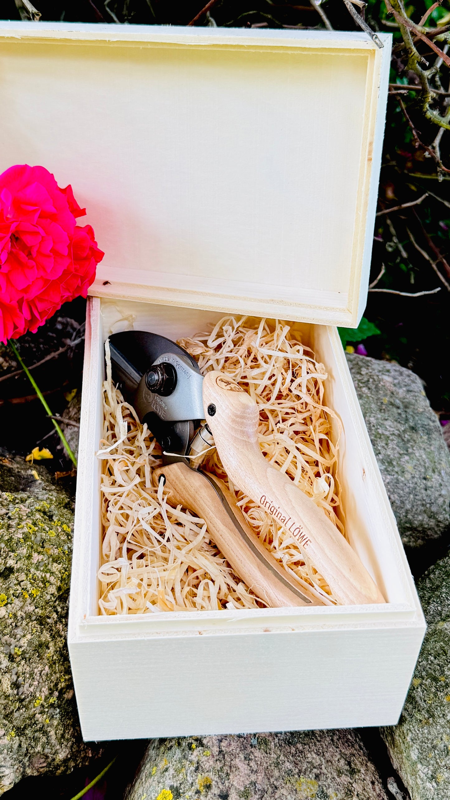 Original Löwe 6.104 anvil scissors with natural wood handle