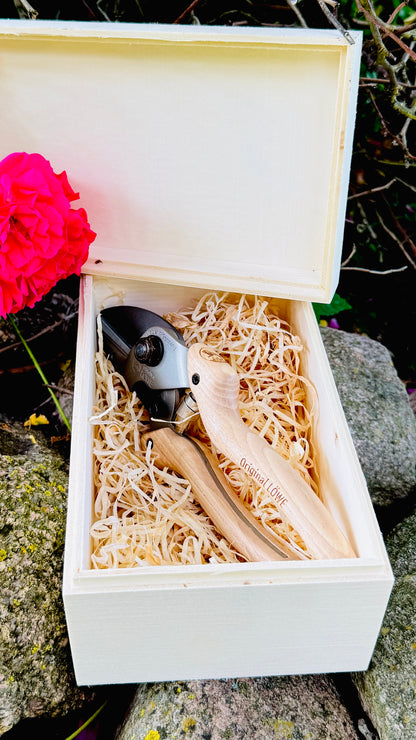 Original Löwe 6.104 anvil scissors with natural wood handle