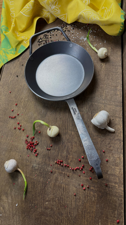 Iron pan with hand-forged iron handle and counter handle base 15 cm