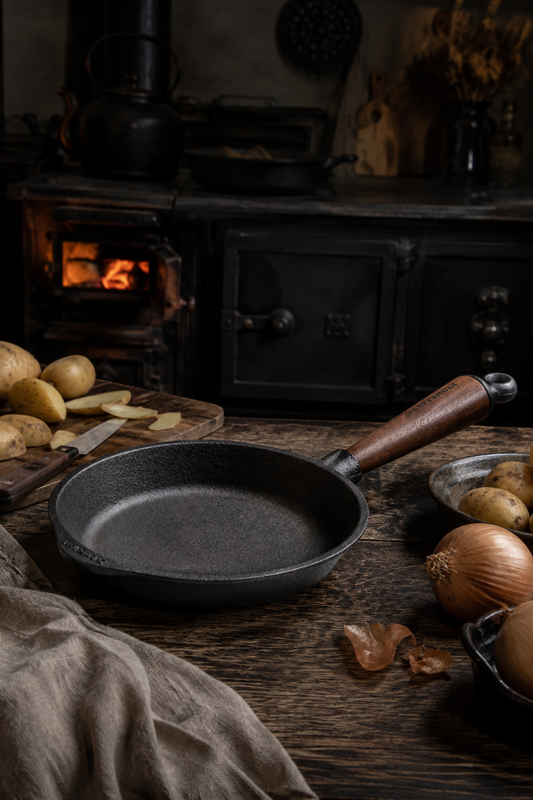 Bratpfanne aus Gusseisen 18 cm mit Holzgriff – Skeppshult
