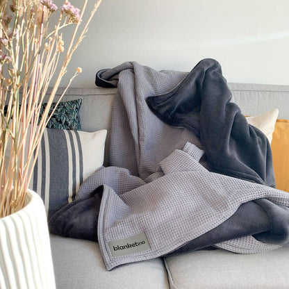 Kuscheldecke „Vollkommen“ Grau · Stahlgrau - 145 x 210 cm