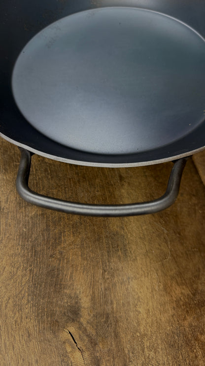 Pfanne mit geschmiedetem Hakenstiel und Gegengriff