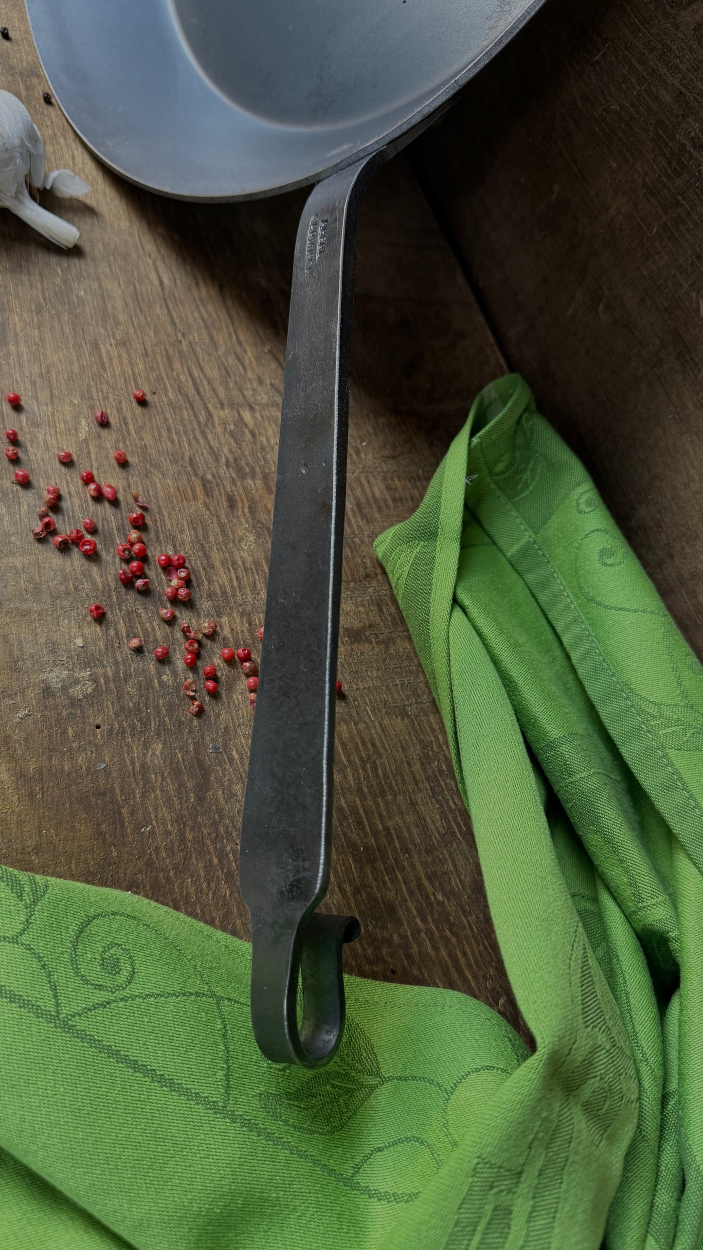 Pfanne mit geschmiedetem Hakenstiel und Gegengriff