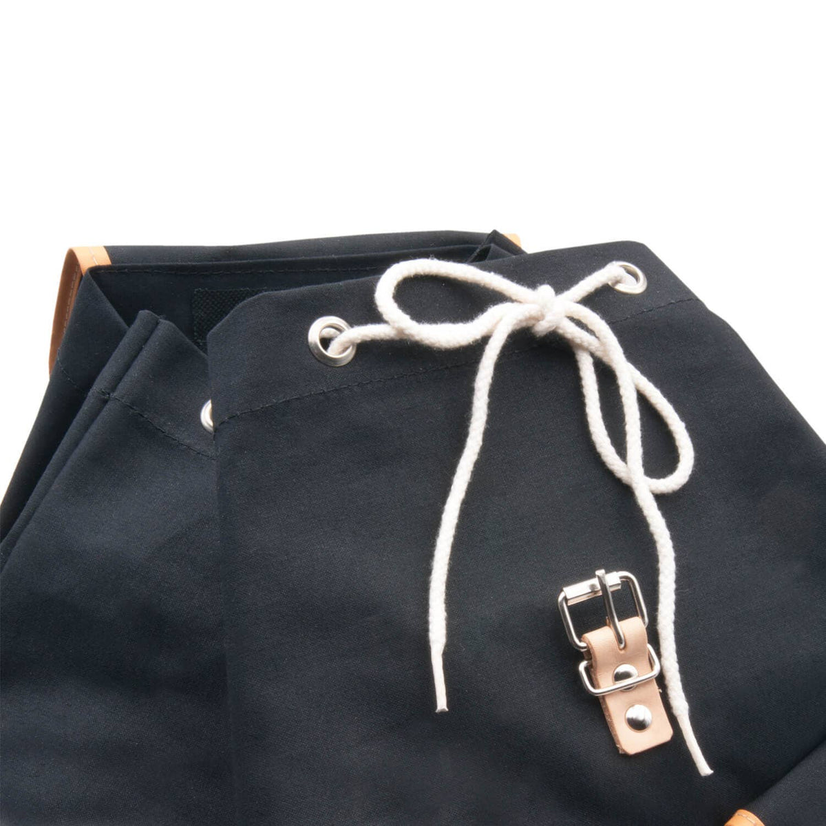 Jagdrucksack aus Stoff mit Echtlederriemen
