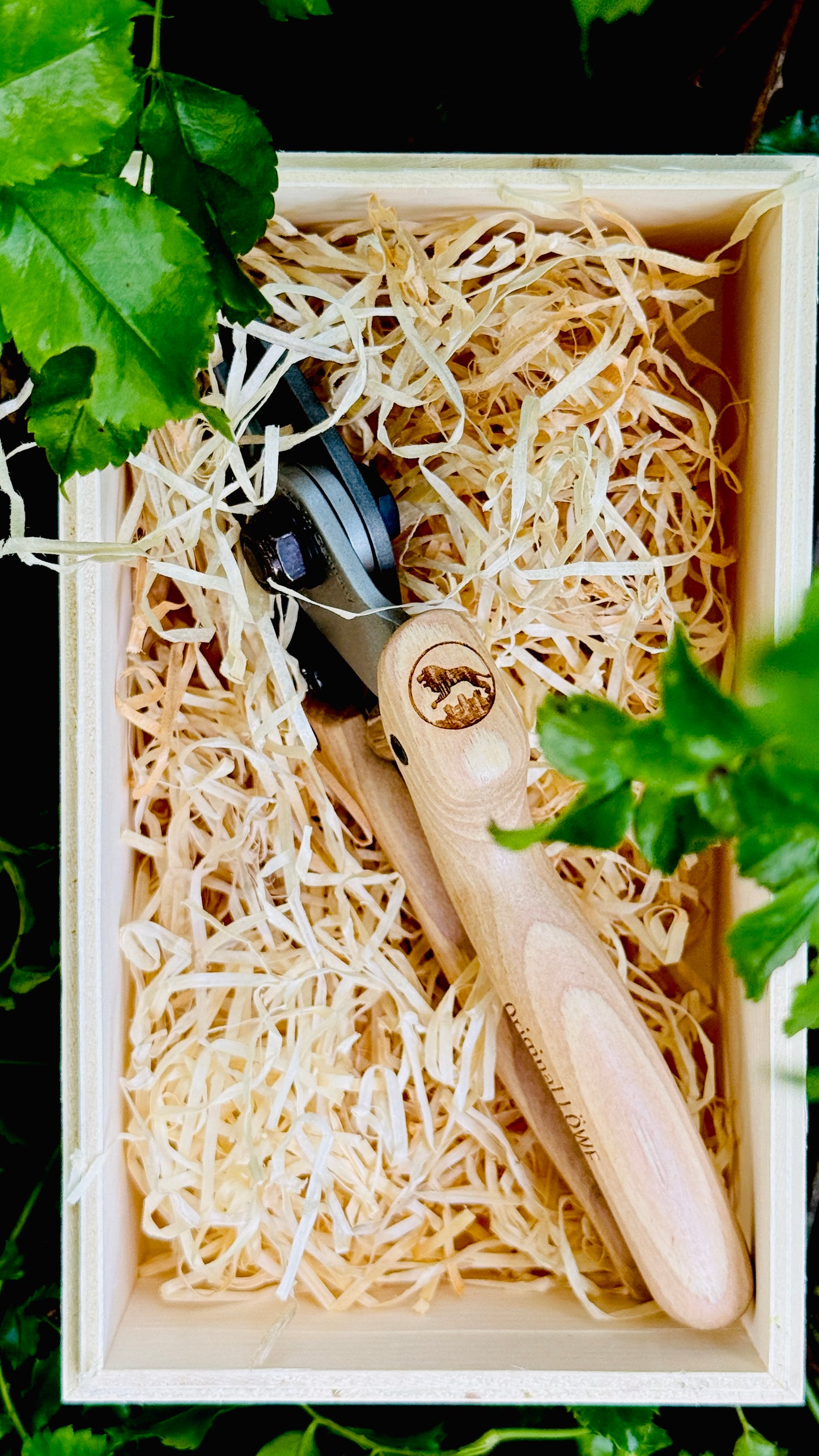 Original Löwe 6.104 anvil scissors with natural wood handle