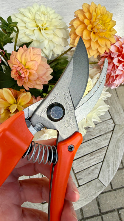 Original Löwe 14.107 Bypass scissors with curved handle