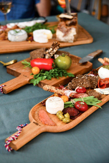 Langes Eichenbrett - große Aperitifplatte aus Eichenholz