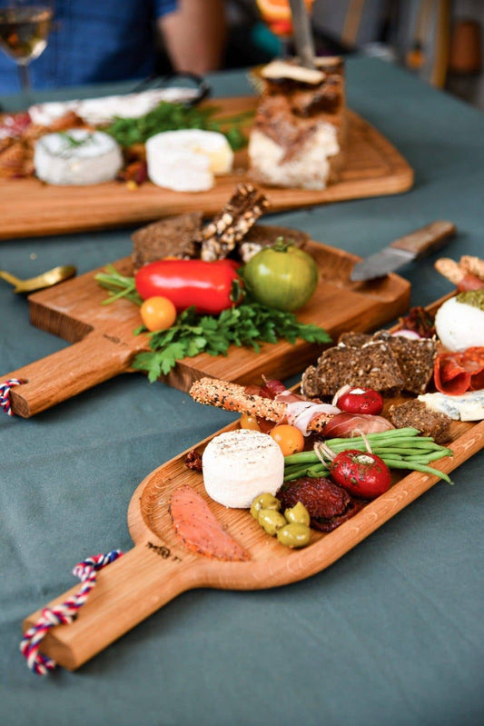 Langes Eichenbrett - große Aperitifplatte aus Eichenholz