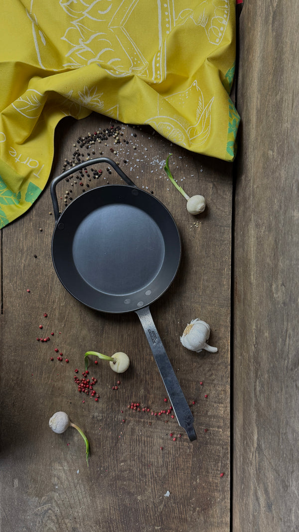 Iron pan with hand-forged iron handle and counter handle base 15 cm