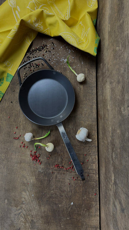 Iron pan with hand-forged iron handle and counter handle base 15 cm