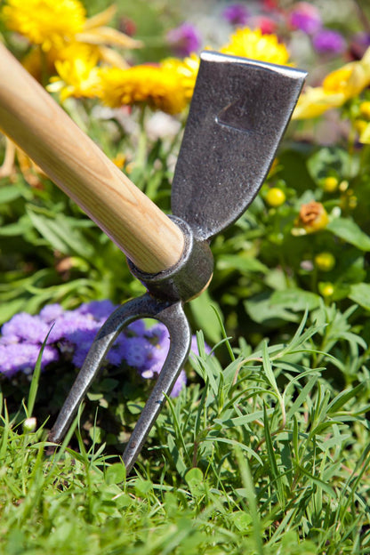 Krumpholz Hacke ca. 60 cm für Hochbeet und Garten mit Doppelfunktion Eschenstiel
