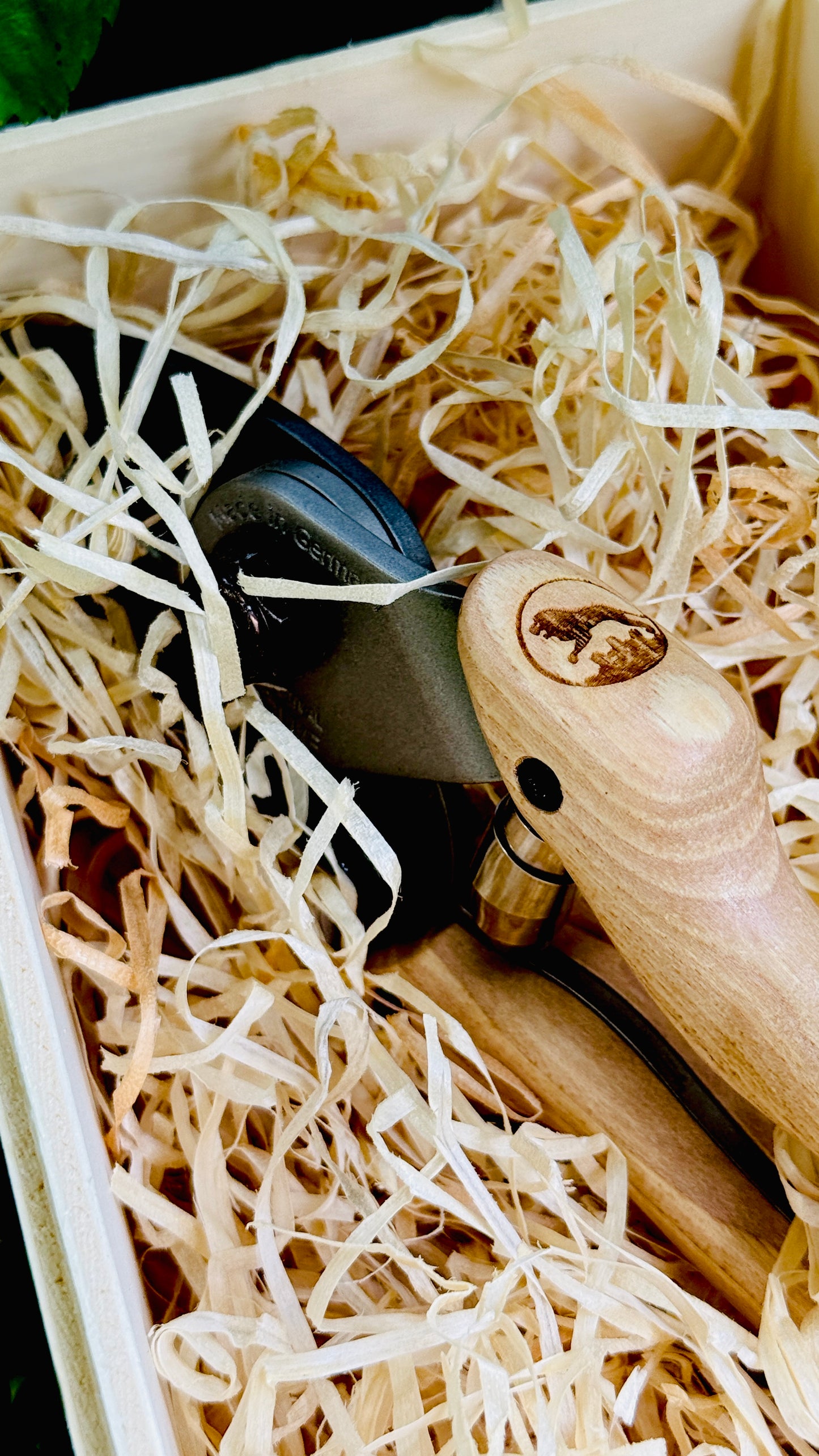 Original Löwe 6.104 anvil scissors with natural wood handle