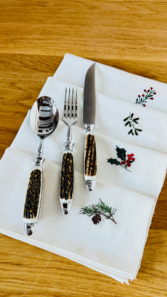 Eichenlaub - Ein Steakmesser mit Tafelgabel und Tafellöffel mit Hirschhorngriff Geschenkset mit 4 bestickten Leinenservietten