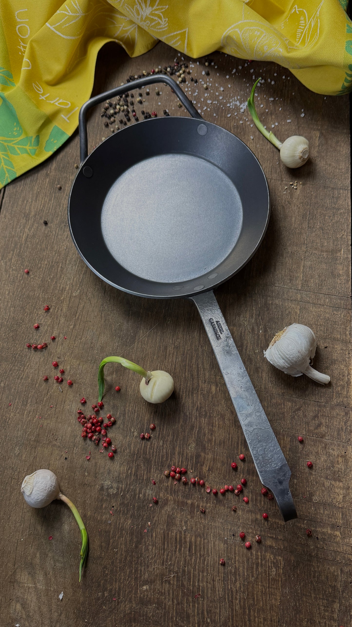 Eisenpfanne mit handgeschmiedeten Eisenstiel und Gegengriff Boden 15 cm