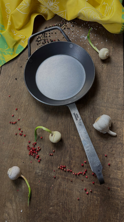 Eisenpfanne mit handgeschmiedeten Eisenstiel und Gegengriff Boden 15 cm