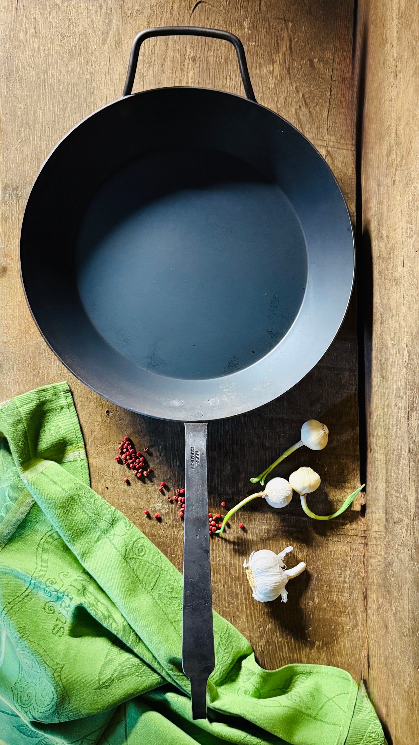 Pfanne mit geschmiedetem Hakenstiel und Gegengriff