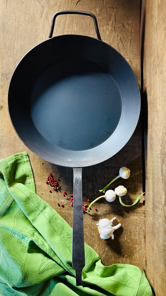 Pfanne mit geschmiedetem Hakenstiel und Gegengriff