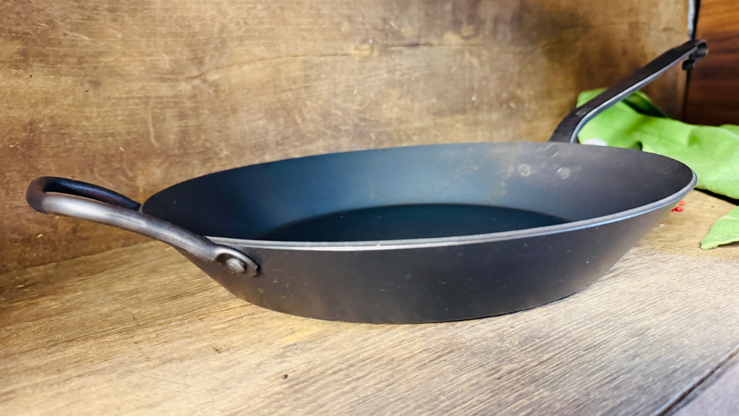 Pfanne mit geschmiedetem Hakenstiel und Gegengriff