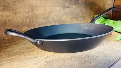 Pfanne mit geschmiedetem Hakenstiel und Gegengriff