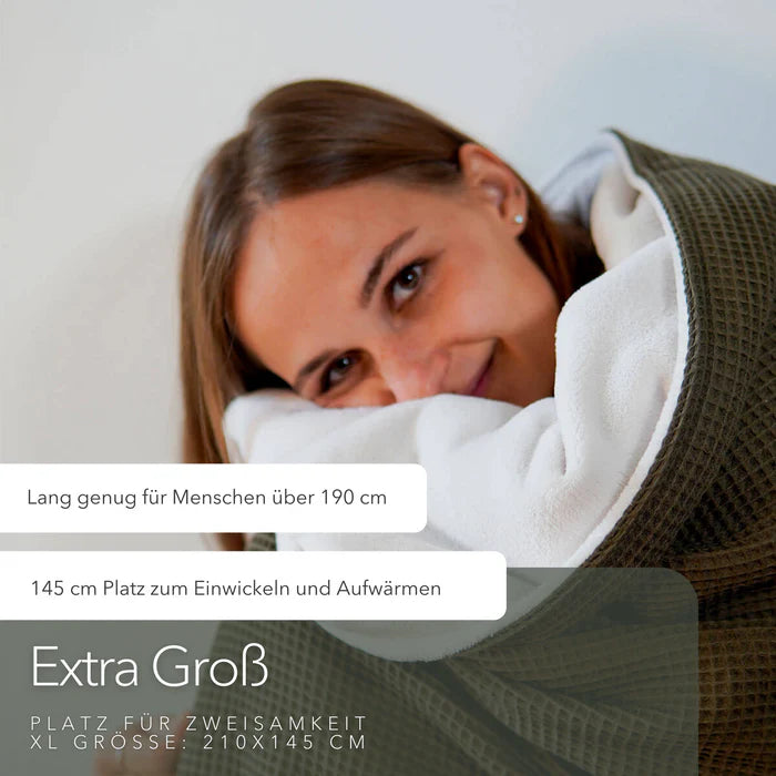 Blanketino Kuscheldecke "Vollkommen" Waldgrün · Sandweiß XL · 210x145