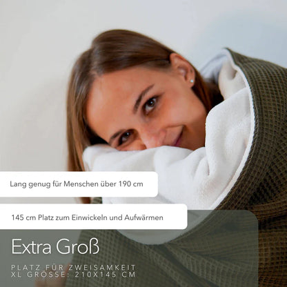 Blanketino Kuscheldecke "Vollkommen" Waldgrün · Sandweiß XL · 210x145