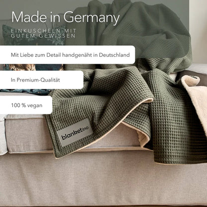 Blanketino Kuscheldecke "Vollkommen" Waldgrün · Sandweiß XL · 210x145