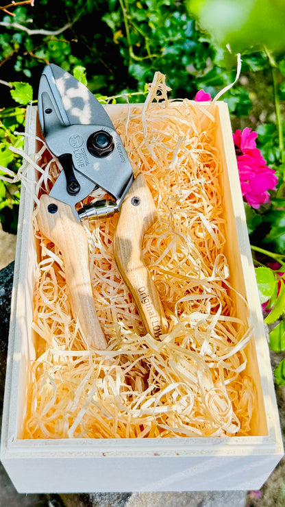 Original Löwe 6.104 anvil scissors with natural wood handle