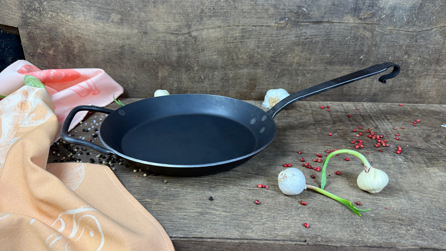 Eisenpfanne mit handgeschmiedeten Eisenstiel und Gegengriff Boden 20 cm