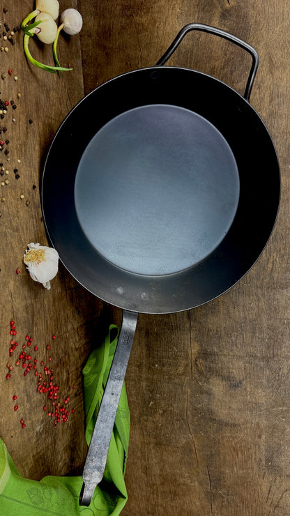 Pfanne mit geschmiedetem Hakenstiel und Gegengriff