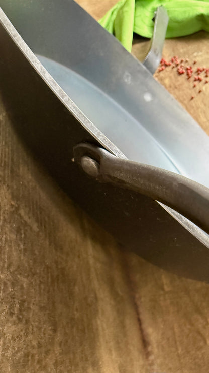 Pfanne mit geschmiedetem Hakenstiel und Gegengriff