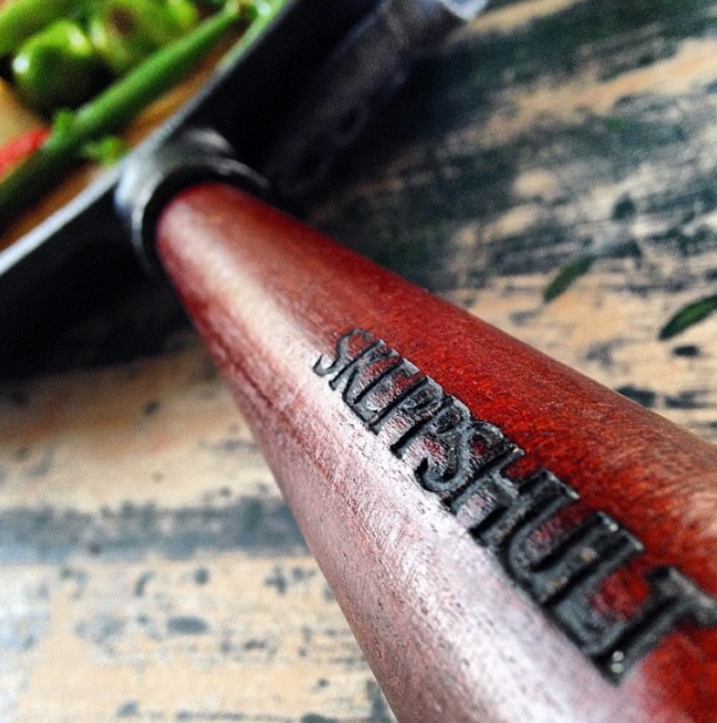 Grillpfanne aus Gusseisen 28 cm mit Holzgriff – Skeppshult