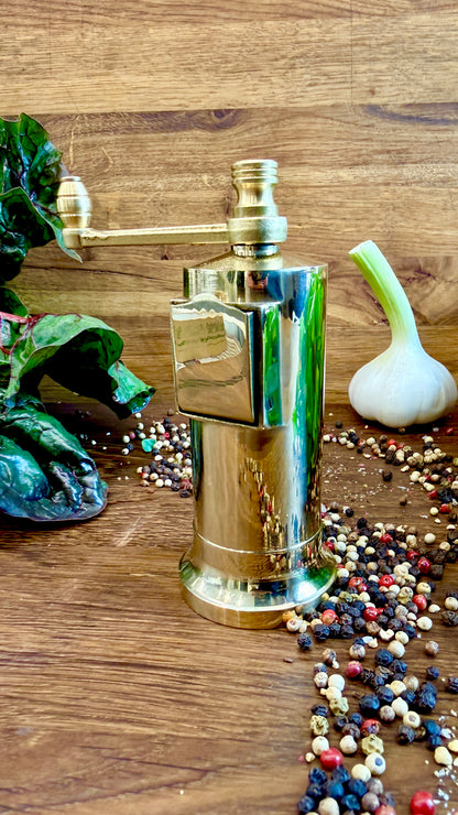 Pfeffermühle aus massivem Metall Messing