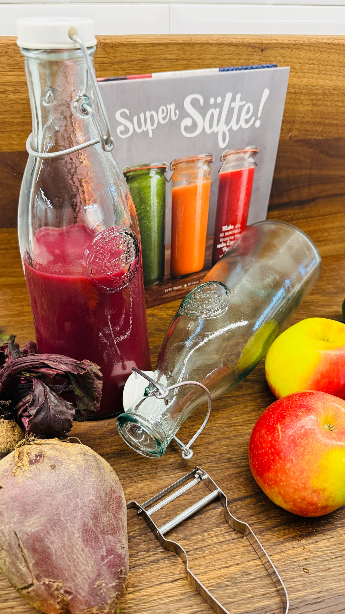 Geschenkset – Zwei Glasflaschen & Buch „Super Säfte“ mit Sparschäler