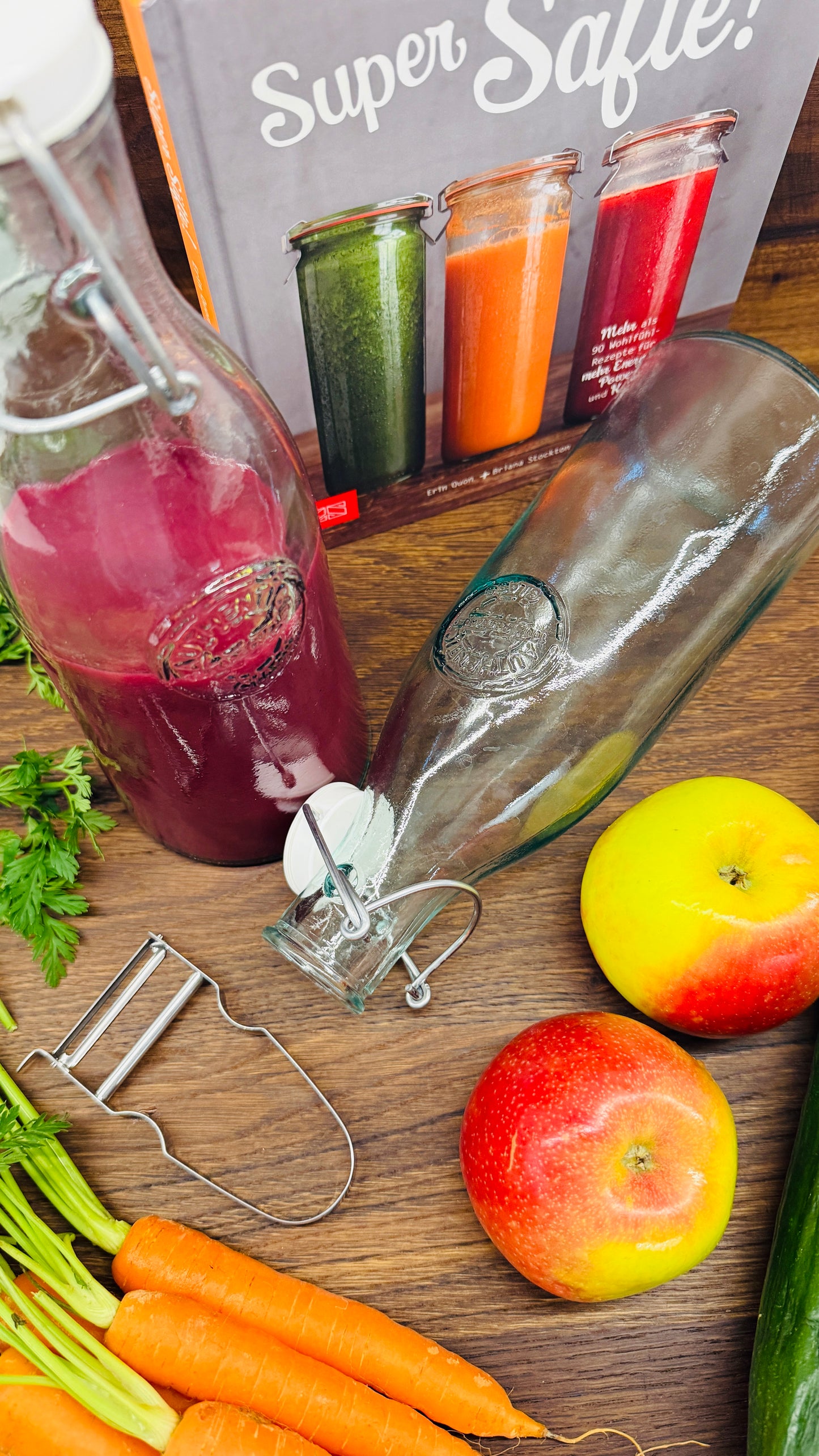 Geschenkset – Zwei Glasflaschen & Buch „Super Säfte“ mit Sparschäler
