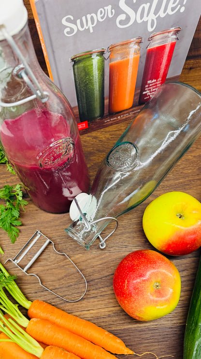 Geschenkset – Zwei Glasflaschen & Buch „Super Säfte“ mit Sparschäler