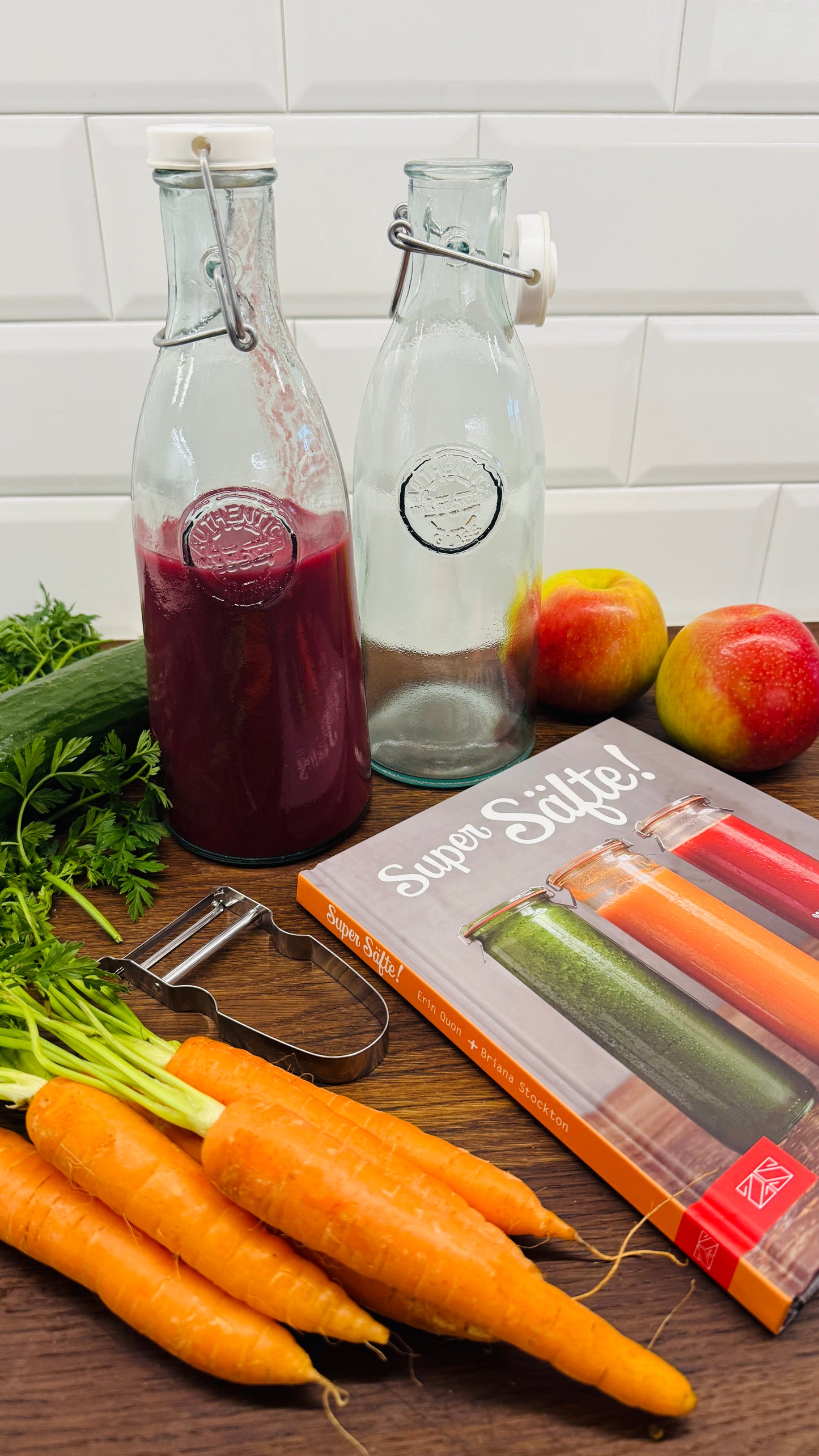 Geschenkset – Zwei Glasflaschen & Buch „Super Säfte“ mit Sparschäler
