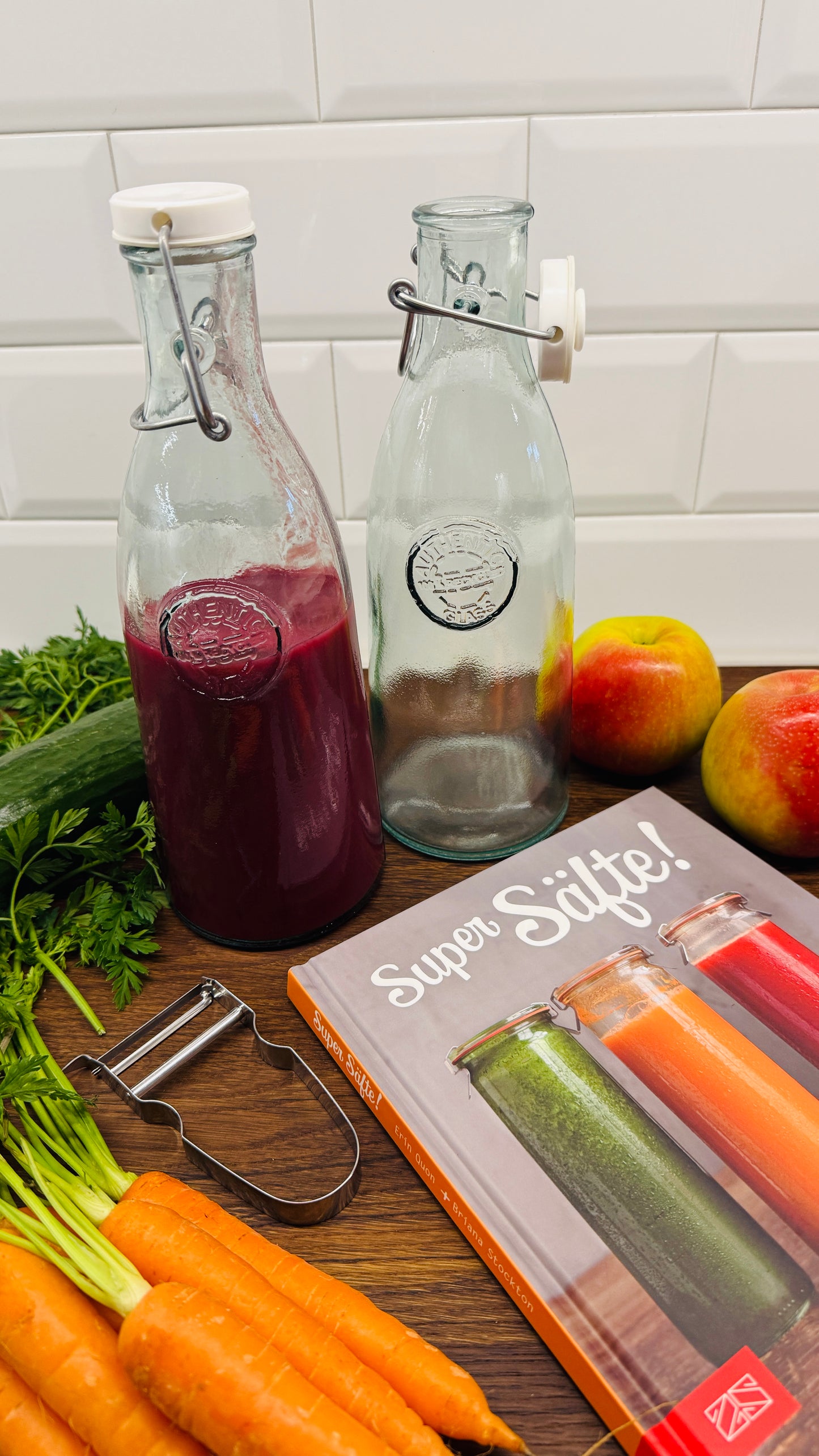 Geschenkset – Zwei Glasflaschen & Buch „Super Säfte“ mit Sparschäler
