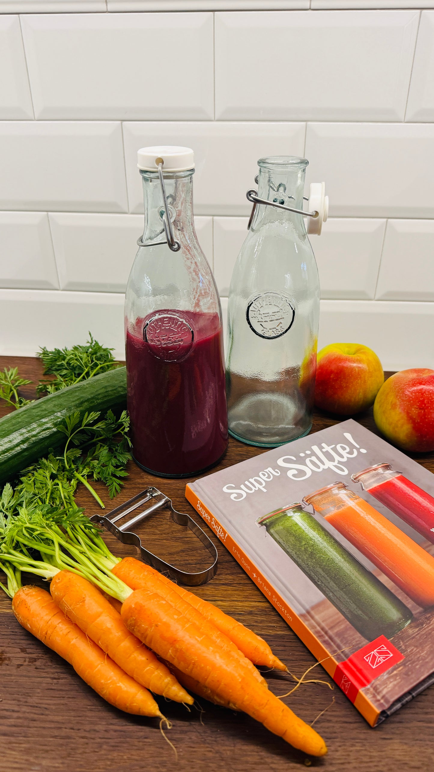 Geschenkset – Zwei Glasflaschen & Buch „Super Säfte“ mit Sparschäler