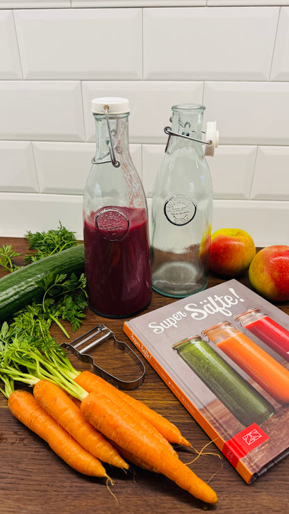 Geschenkset – Zwei Glasflaschen & Buch „Super Säfte“ mit Sparschäler