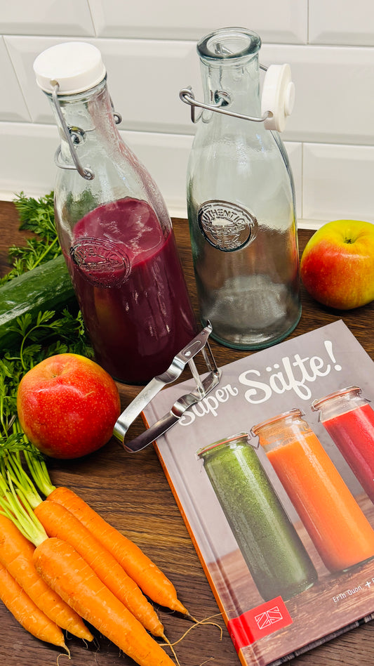 Geschenkset – Zwei Glasflaschen & Buch „Super Säfte“ mit Sparschäler