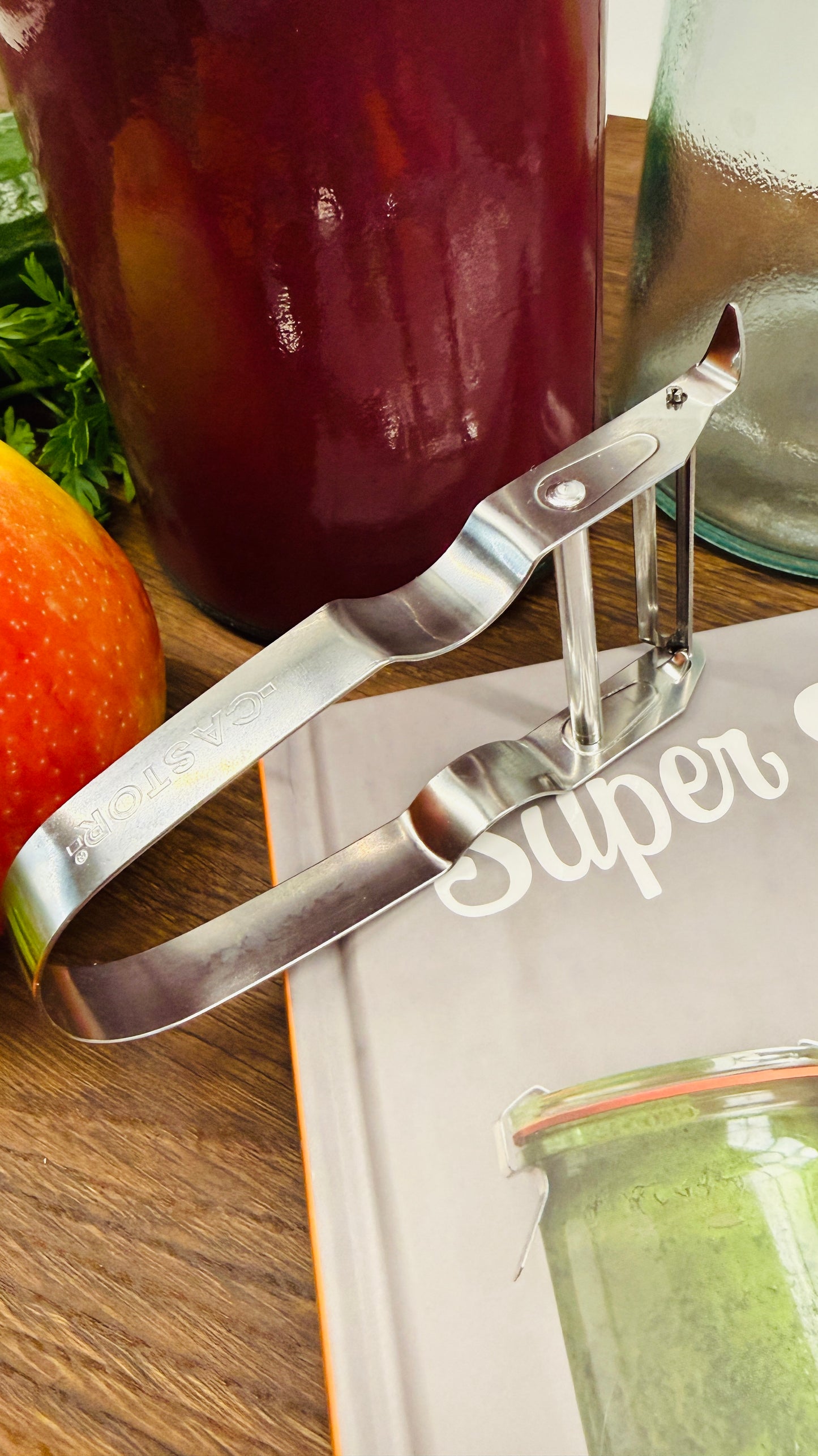 Geschenkset – Zwei Glasflaschen & Buch „Super Säfte“ mit Sparschäler
