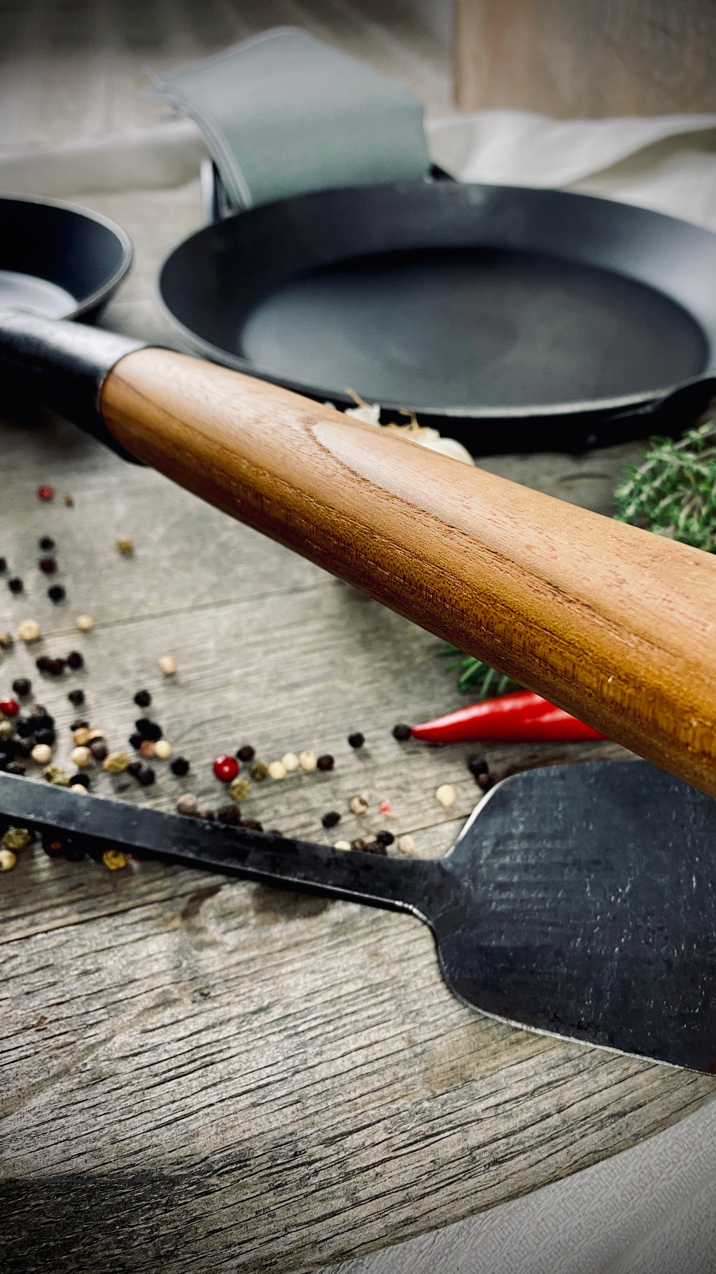 Eisenpfanne 15 cm Boden mit handgeschmiedeten Eisen-/Holzstiel und Gegengriff