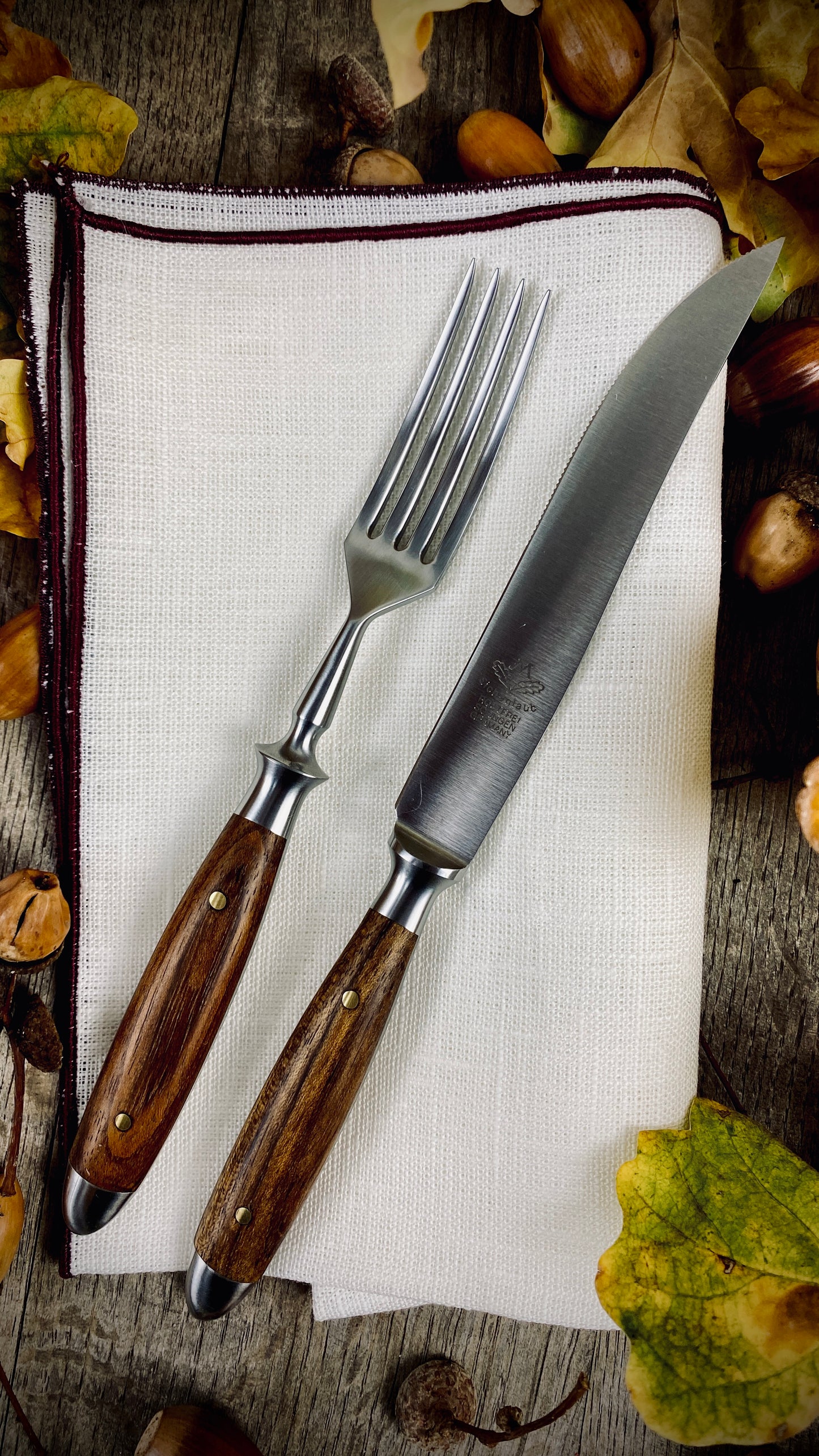 Geschenk-Set Leinenserviette und Eichenlaub Steakbesteck mit echter Eiche dunkel