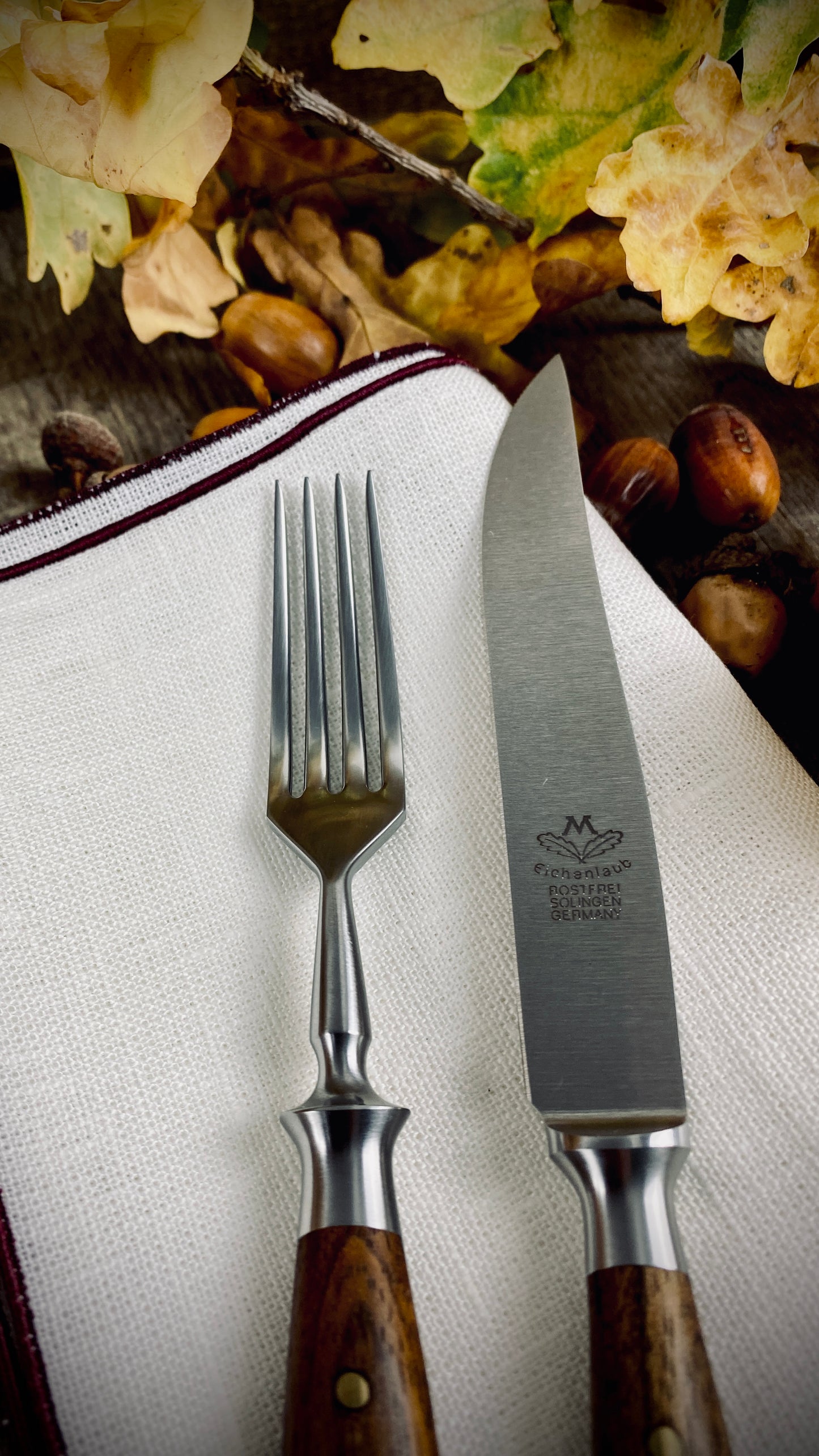 Geschenk-Set Leinenserviette und Eichenlaub Steakbesteck mit echter Eiche dunkel