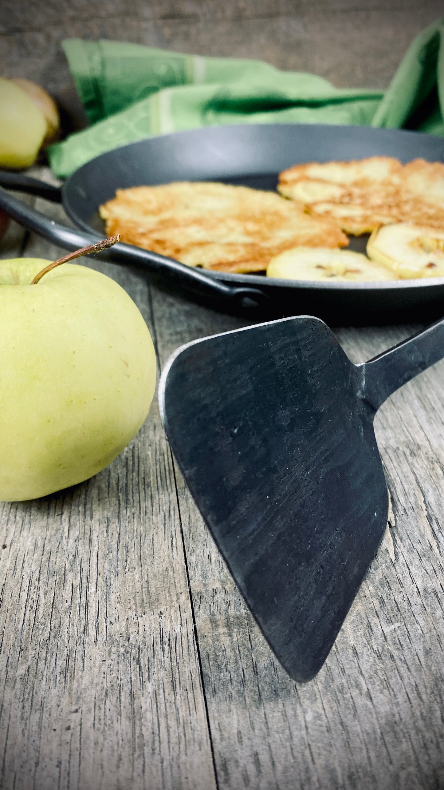 Geschenk-Set Eisenpfanne mit handgeschmiedetem Stiel und Pfannenwender