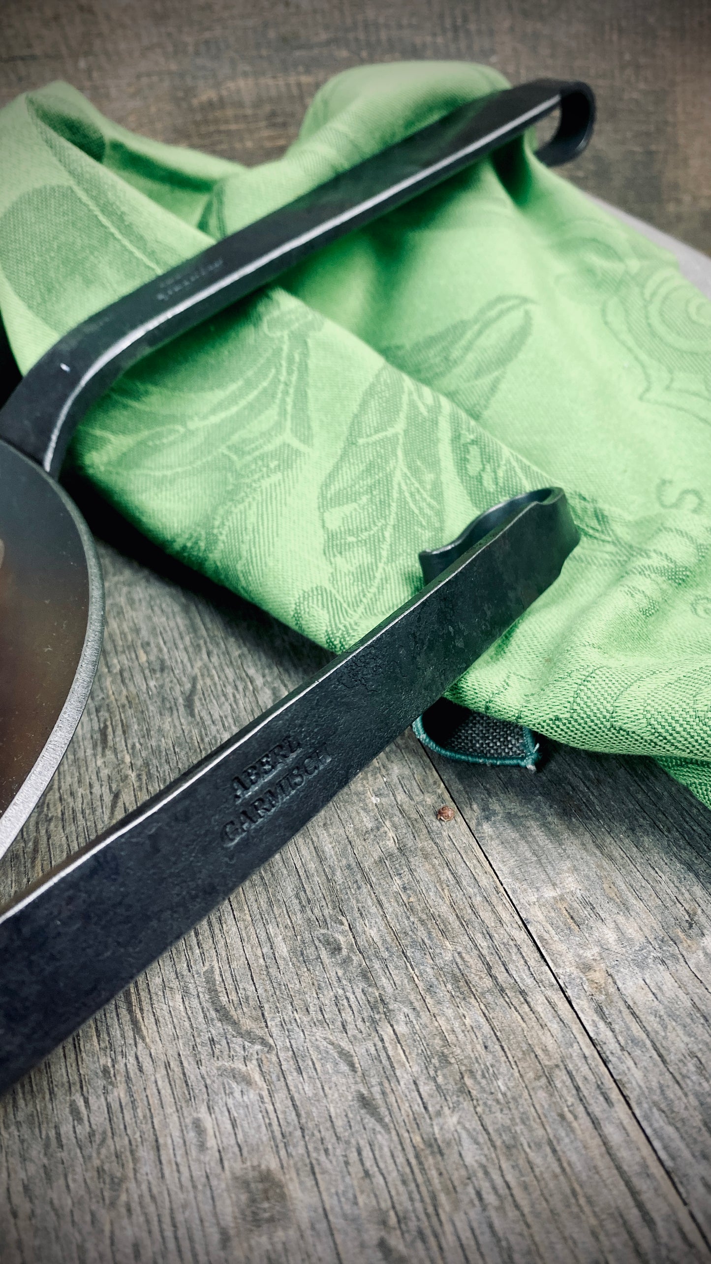 Geschenk-Set Eisenpfanne mit handgeschmiedetem Stiel und Pfannenwender