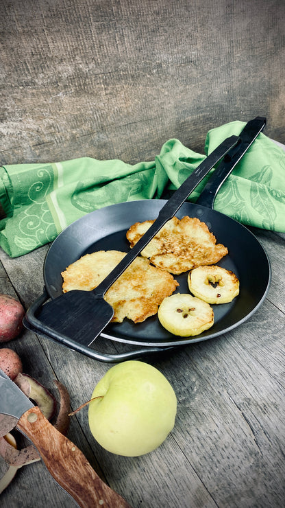 Geschenk-Set Eisenpfanne mit handgeschmiedetem Stiel und Pfannenwender
