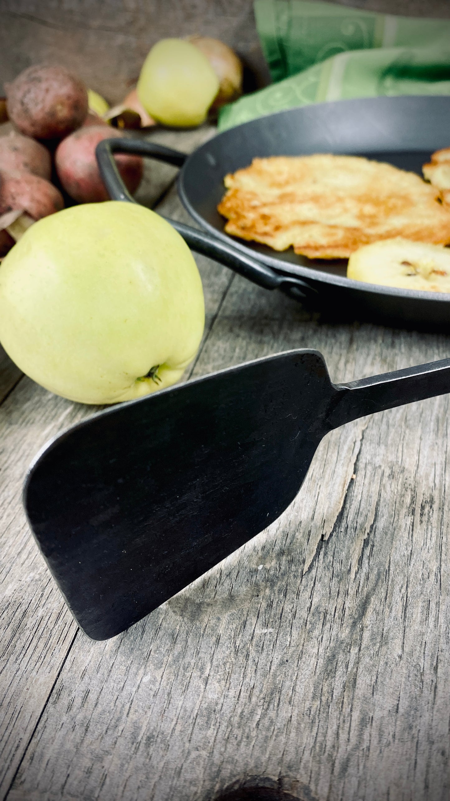 Geschenk-Set Eisenpfanne mit handgeschmiedetem Stiel und Pfannenwender
